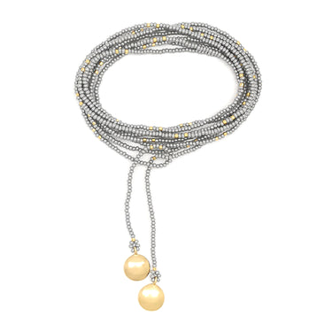 Collar enredable gris detalles dorado.